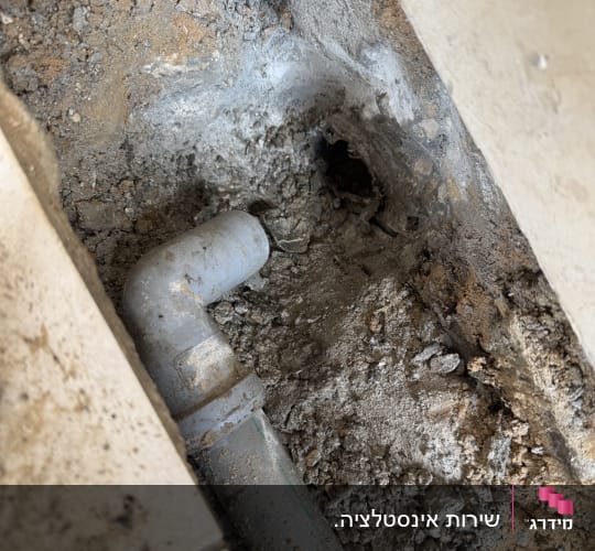 צינור מים ותשתית בעבודת אינסטלציה